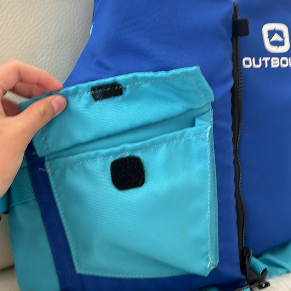 Blue outbound life vest (for 55-88lbs) - Picture 2 of 5